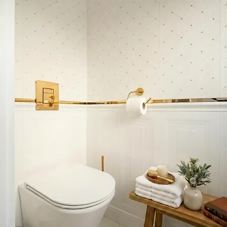 Golden Saska Kepa Luxury Retreat With Garden & Design Interior